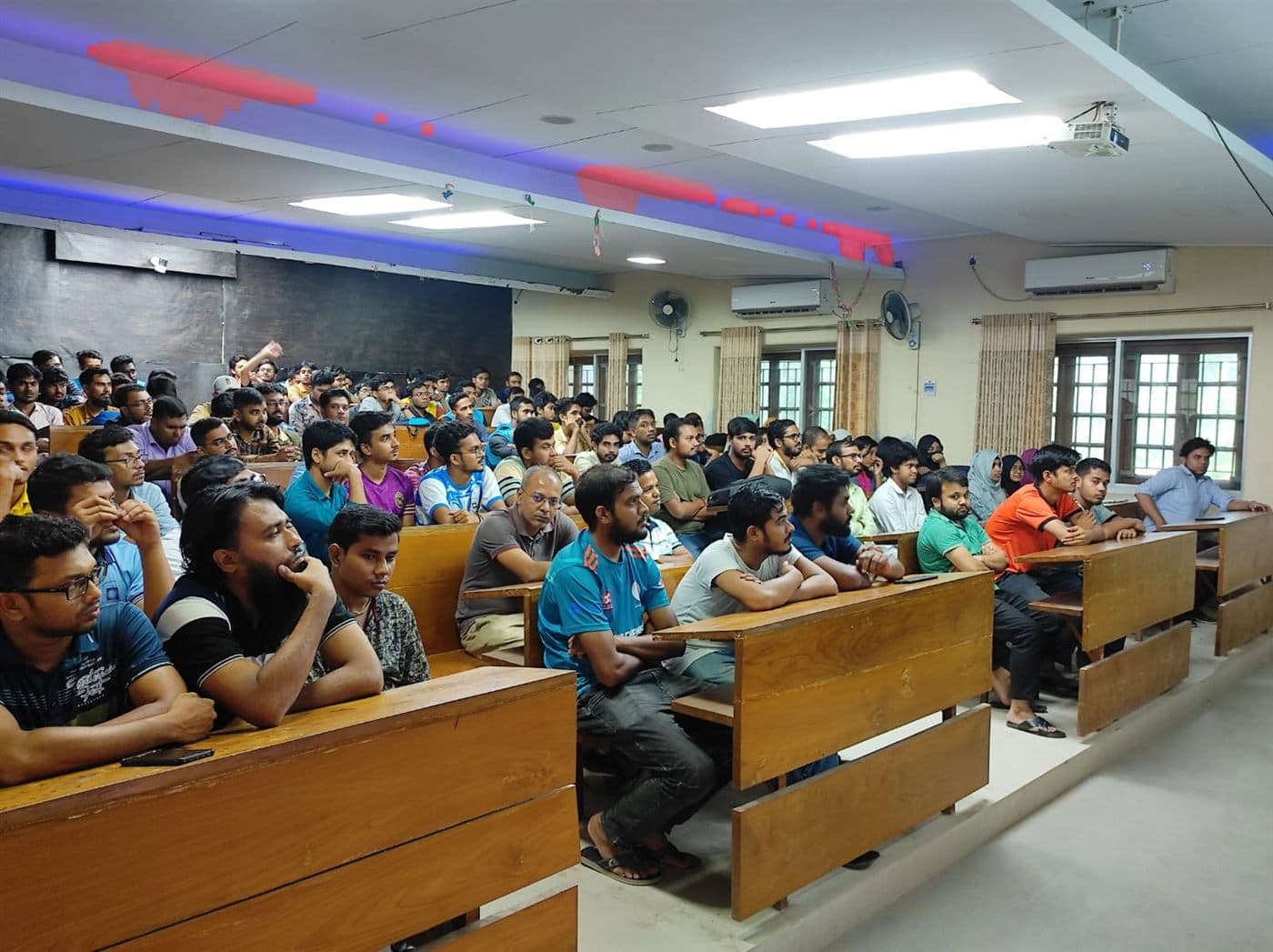 A full university lecture hall of students listening to an AppLink session